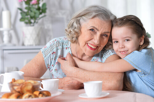 Besteforeldre og barnebarn viser hverandre kjærlighet. 
