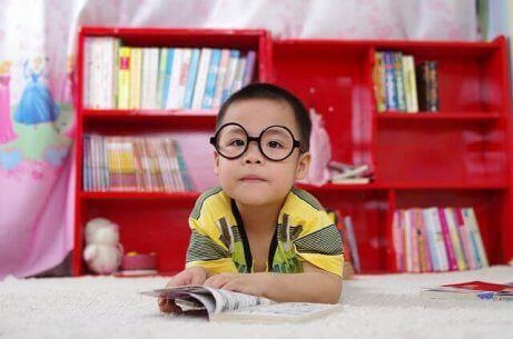 Hvordan vite om barnet ditt trenger briller