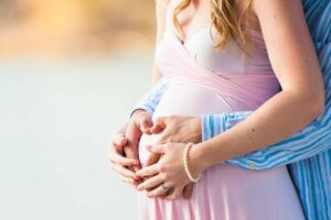 Moteriktige klær for gravide på våren