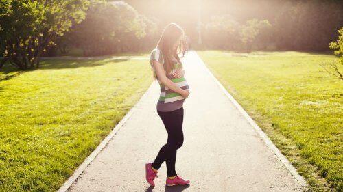 Gravid kvinne på tur