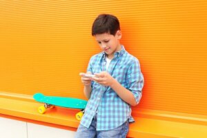 Bruk av WhatsApp og andre meldingsapper blant barn