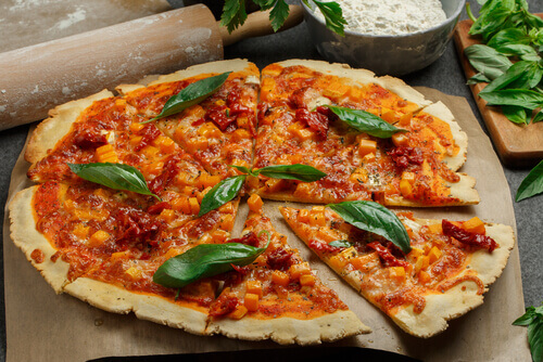 En sunn hjemmelaget pizza laget på blomkålsbunn.