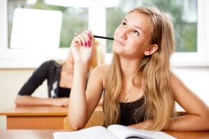 Måter å lære barna å tenke kritisk på