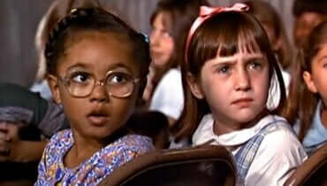 Matilda er en av de mest underholdende filmene man kan glede seg over med barn under karantenen