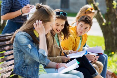 tenåringer på skolen