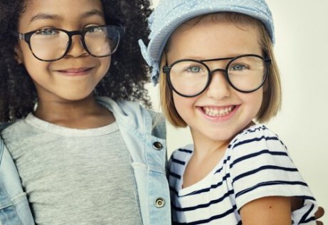 Hvordan vite om barnet ditt trenger briller