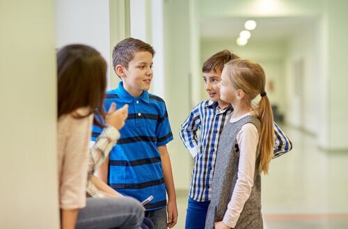 Barn som snakker sammen på skolen.