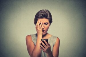 Bør foreldre sjekke barnas mobiltelefoner?