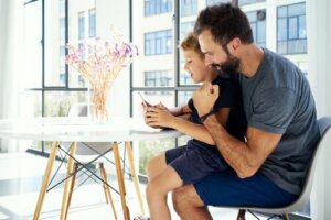 Bør foreldre sjekke barnas mobiltelefoner?