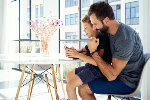 Bør foreldre sjekke barnas mobiltelefoner?