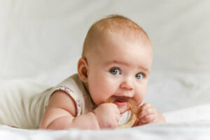En baby som biter i en bitering