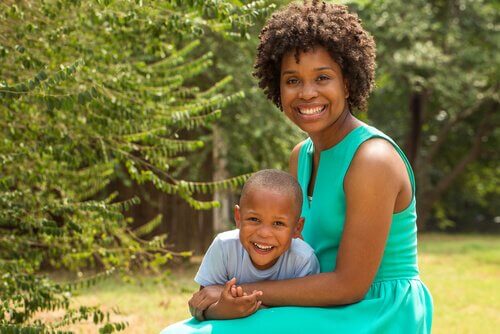En mor sammen med barnet sitt ute i skogen.