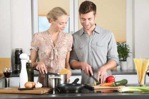 Et par som står på kjøkkenet og lager middag sammen
