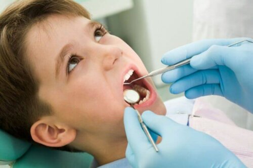 Hva du skal gjøre hvis barnet ditt skader en tann