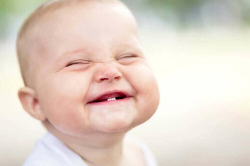 Hva er symptomene på tenner hos en baby?