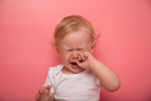 Hva er symptomene på at en baby får tenner?