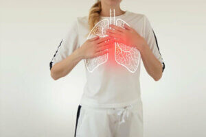 Kvinne som holder seg over brystet