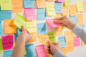 Mange post it-lapper som henger på en vegg