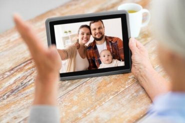 En familie på en videosamtale
