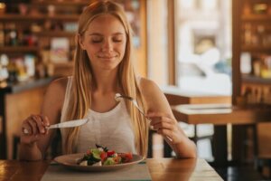 Å spise ute mens du er gravid: Hvordan spise sunt