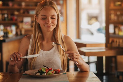 Å spise ute mens du er gravid: Hvordan spise sunt