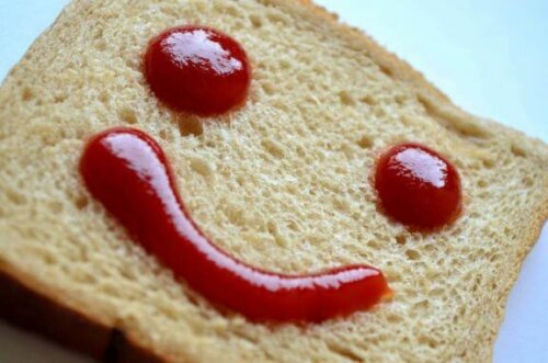 En brødskive med smilefjes av ketchup på
