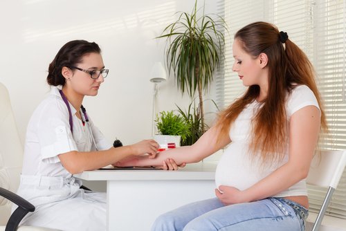 En gravid kvinne som er hos legen