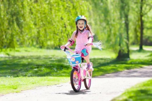 Fordelene med å lære barn å sykle