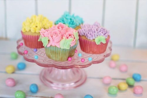 Cupcakes er en populær rett i en baby shower.