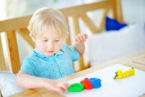 Fordelene med kunst og håndverk for barn