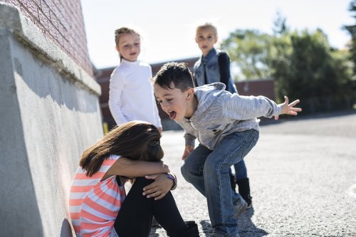 Barn oppfører seg dårlig i timen og på lekeplassen. 