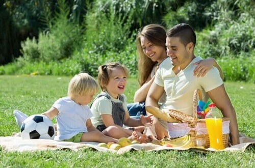 Familie på piknik
