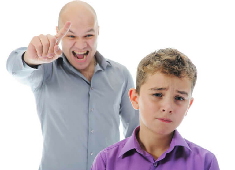 Hvilket stemmeleie bør du bruke når du korrigerer barna dine?