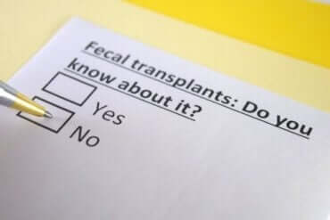 Hva er en fekal transplantasjon, og når anbefales det?