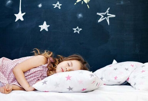 Jente sover alene