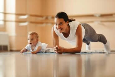 En baby som etterligner moren sin som trener