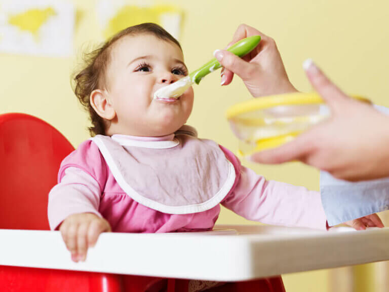 Tips for å etablere babyens måltidsrutine