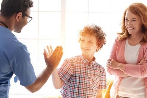 Familie hos legen
