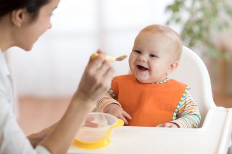Tips for å etablere babyens måltidsrutine