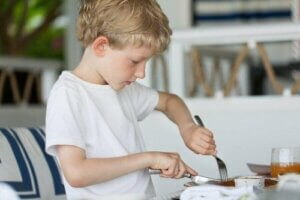 Ved hvilken alder kan et barn bruke kniv og gaffel?