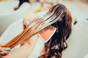 Er det trygt å farge håret når man ammer?