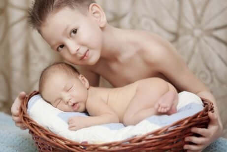 Er det greit at barn tilstede ved til søskens fødsel?