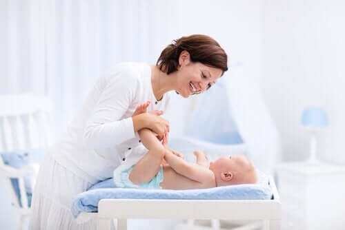 En mor sammen med babyen sin