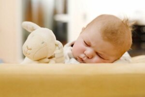 Håravfall hos nyfødte: Årsaker og behandling