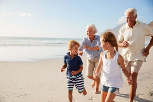Besteforeldre og barnebarn på stranden