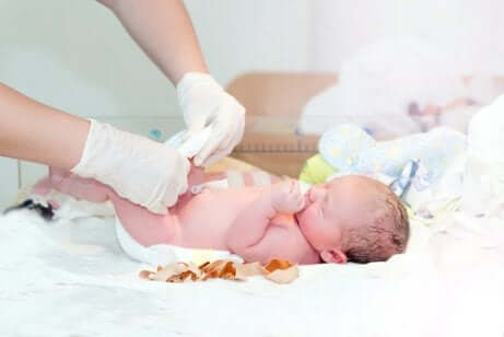 Hvordan stelle den nyfødtes navlestump