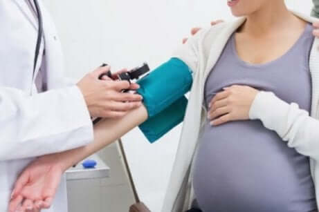 En gravid kvinne som er hos legen
