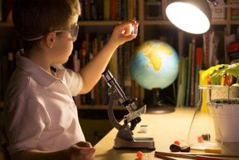 Et barn som leker med et mikroskop