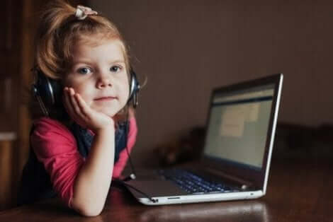 Et barn som sitter ved en datamaskin