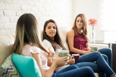 Kvinner som snakker på en sofa.